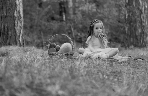 Κοριτσάκι Κίτρινο Φύλλο Σφενδάμου Πτώση Φόντο Πτώση Εξωτερική — Φωτογραφία Αρχείου