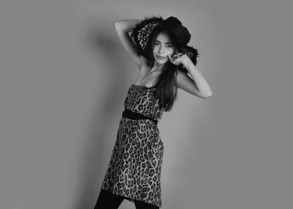Módní Koncept Žena Leopardích Šatech Moderní Dívka Zvířecím Potiskem Šaty — Stock fotografie