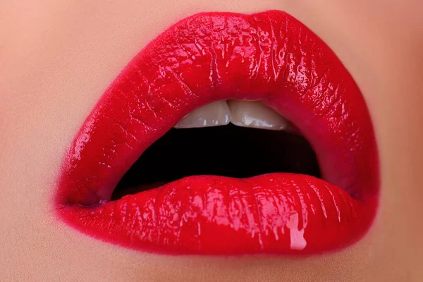 Sexig Kvinna Öppen Kvinnlig Sensuell Mun Läppar Med Rött Läppstift — Stockfoto