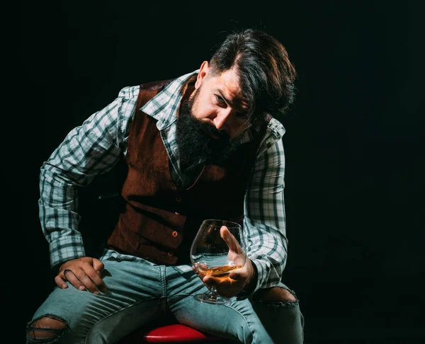 Uzależnienie Alkoholu Skorzystaj Potrzebnego Leczenia Pijany Mężczyzna Trzymający Whisky Tym — Zdjęcie stockowe