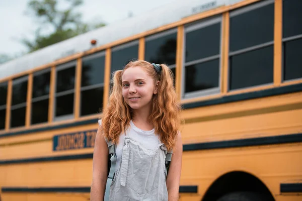 Schulkonzept Porträt Einer Schülerin Teenageralter Draußen Heimerziehung — Stockfoto