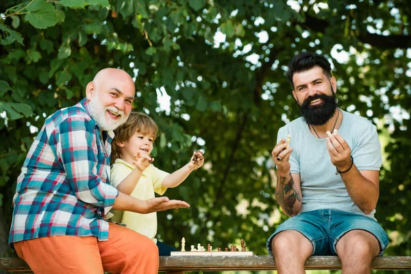 Küçük Çocuk Dedesi Babasıyla Satranç Oynuyor Sevimli Çocuk Satranç Stratejisi — Stok fotoğraf