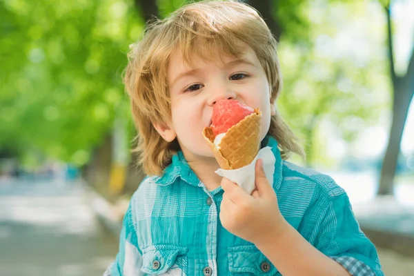 Miúdo Come Gelado Livre Crianças Junk Food Delicioso Sorvete Verão — Fotografia de Stock