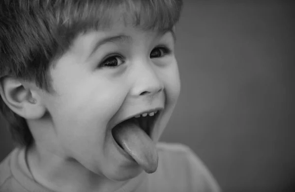 Παιδικό Αστείο Πρόσωπο Κοντινό Πορτραίτο Ενός Χαριτωμένου Μικρού Παιδιού Που — Φωτογραφία Αρχείου