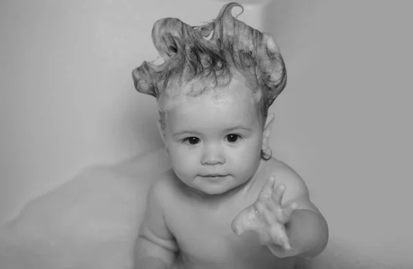 Todler Chuveiro Miúdo Banheira Com Bolha Sabão Macia Banho Bebé — Fotografia de Stock