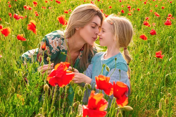 Mother Daughter Poppies Meadow Beautiful Mom Daughter Poppy Field Outdoor — Foto Stock