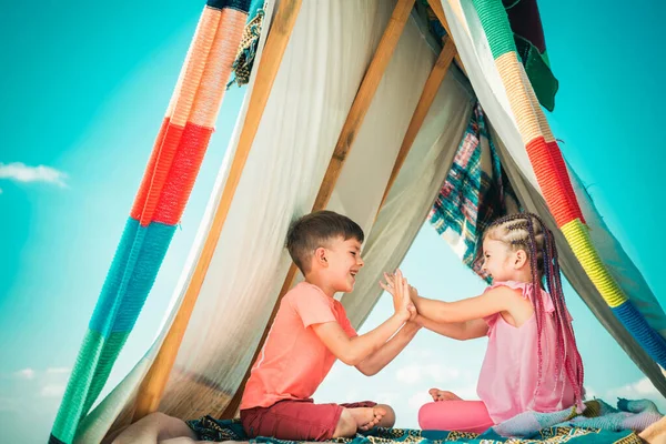 Crianças Casal Brincando Tenda Acampar Atividade Livre Verão Feliz Conceito — Fotografia de Stock