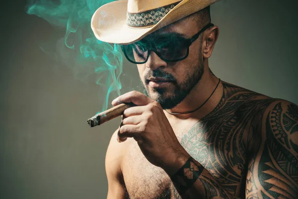 古巴雪茄拉丁面的肖像与感官的外观 古巴男子抽雪茄 享受生活和时刻 人的概念 时间享受 — 图库照片