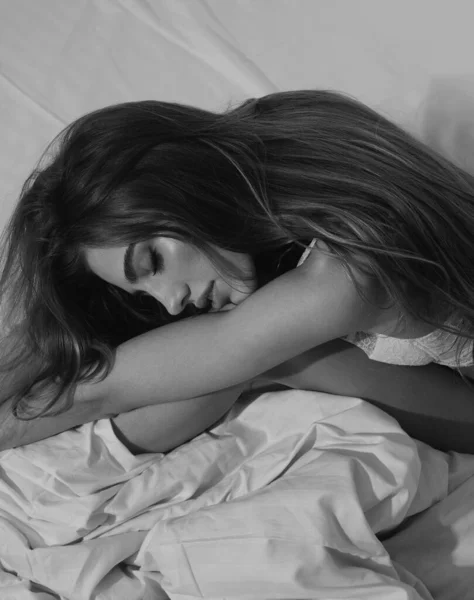 Молодая Красивая Девушка Просыпается Утром Дома Чувственная Женщина Красивым Лицом — стоковое фото