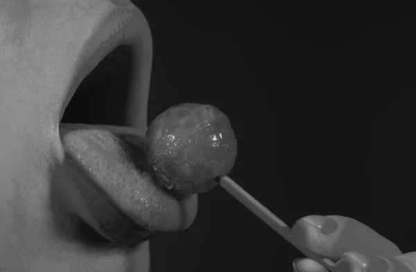 Parmak Izi Için Şekerli Seksi Kırmızı Dudaklar Sanat Tasarımında Ağzında — Stok fotoğraf