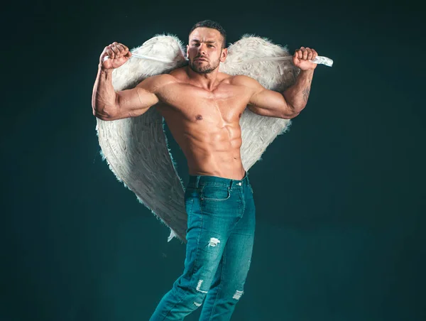 筋肉の強い美しい剥ぎ取られた男性モデルのバレンタイン 天使の翼を持つハンサムな男 バレンタインデー2月14日 — ストック写真