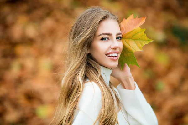 Cute Smile Woman Holding Autumn Leafs Nature Outdoor Happiness Carefree — Stock Photo, Image