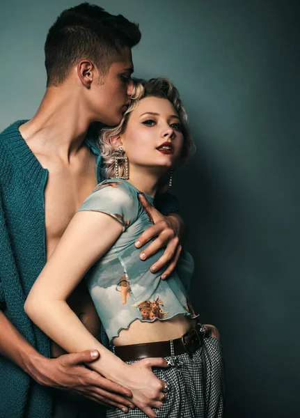 嬉皮士爱 摇滚风格 时尚工作室的照片 美丽的性感夫妇在一起摆姿势 年轻貌美的情人 — 图库照片