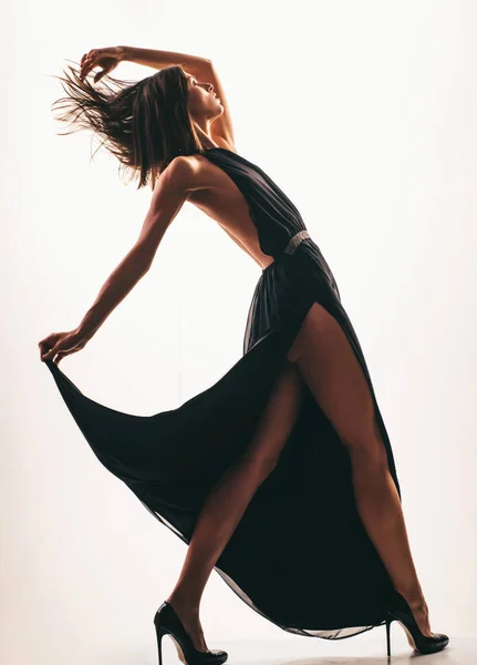 Elegante Quente Jovem Dançando Movimento Mulher Vestido Preto — Fotografia de Stock