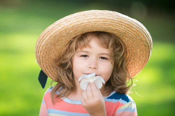 Πορτρέτο Ενός Χαριτωμένου Παιδιού Ψάθινο Καπέλο Που Μυρίζει Σαν Λουλούδι — Φωτογραφία Αρχείου