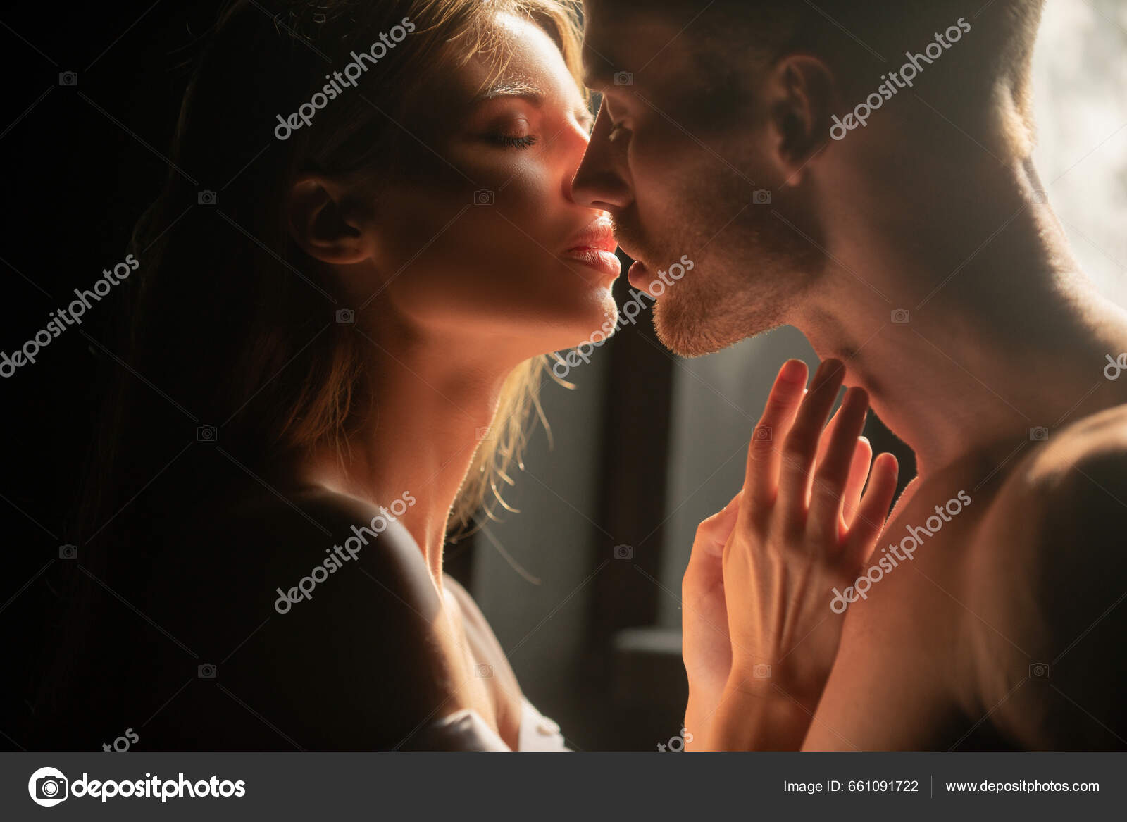 Foto de young couple kiss, boyfriend kissing girlfriend face in a