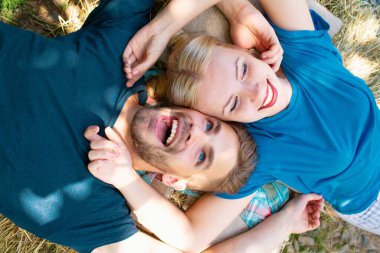 Sarılıp kucaklaşan genç aşıklar. Sevgi ve şefkat dolu bir çift. Üst görünüm