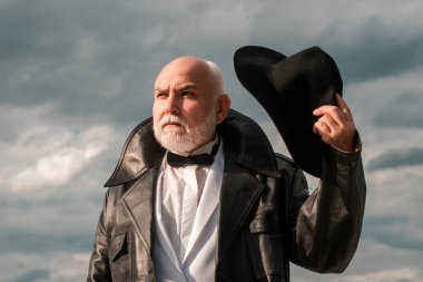 Yakışıklı, moda, son sınıf, olgun bir adam. Yaşlı, olgun, gri sakallı. Son sınıfın yüz portresini kapat. Takım elbiseli adam.