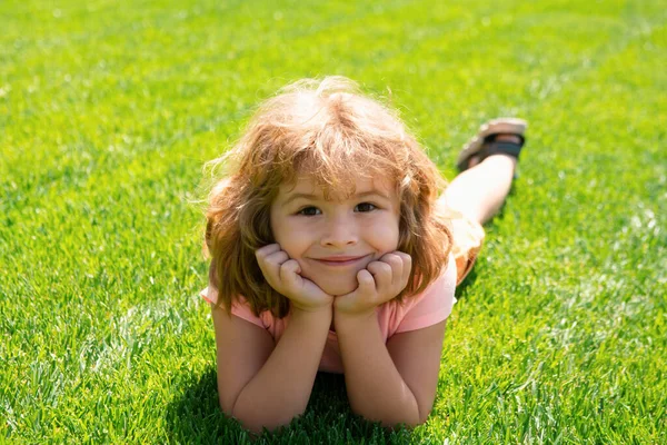 Nahaufnahme Porträt Eines Niedlichen Kindes Das Sommer Naturpark Gras Liegt — Stockfoto