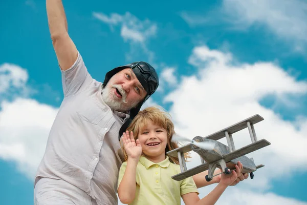 Zabawny Dziadek Syn Bawią Się Drewnianym Samolotem Tle Letniego Nieba — Zdjęcie stockowe