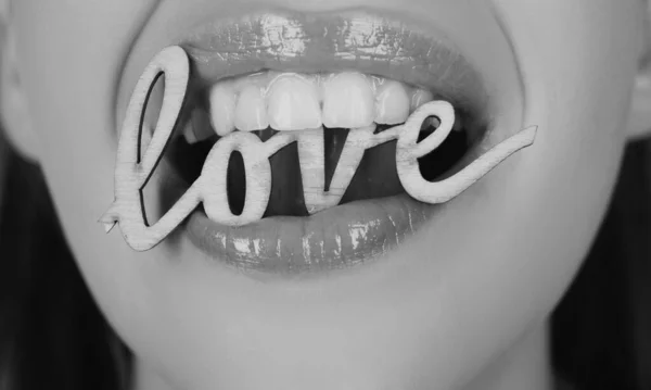Lippen Vorm Van Liefde Valentijnsdag Vrouwen Openen Hun Mond Tong — Stockfoto