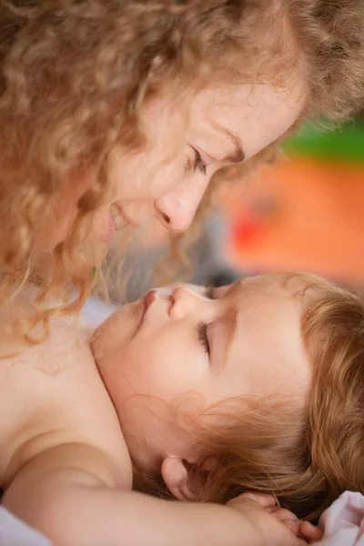 Stock image Mother and baby child sleeping in the bed