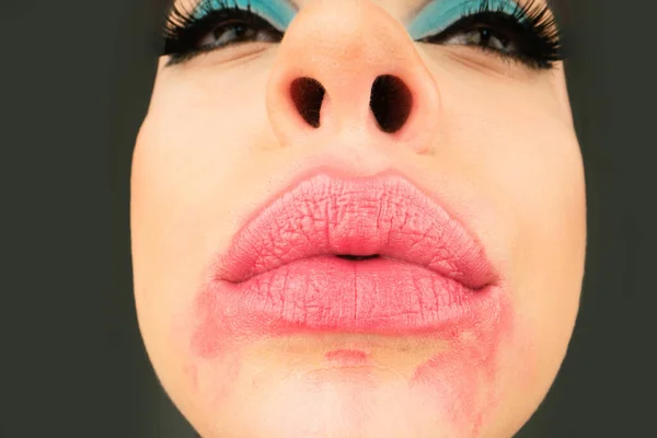 Sluit Het Schilderen Van Lippen Met Heldere Lippenstift Vrouwelijke Lippenstift — Stockfoto