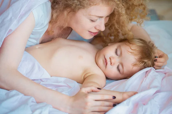 엄마와 아기는 침대에서 잠자리 가족의 초상화 — 스톡 사진
