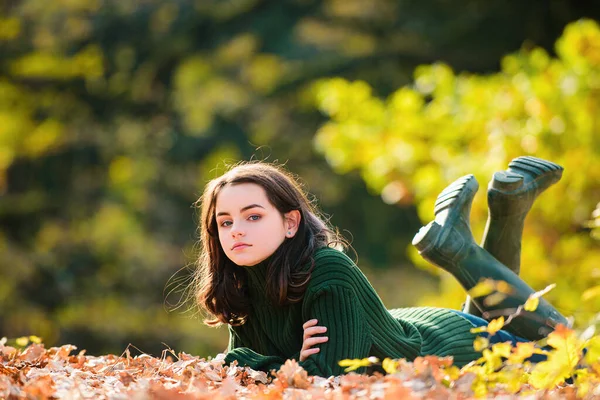 穿着秋装的少女站在外面的红枫叶背景上 — 图库照片