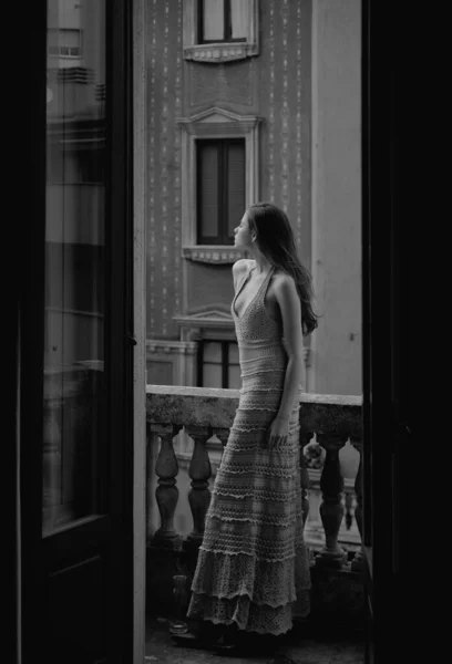 Kobieta Balkonie Portret Dziewczyny Miasta Moda Piękno Luksusowy Styl Ulicy — Zdjęcie stockowe