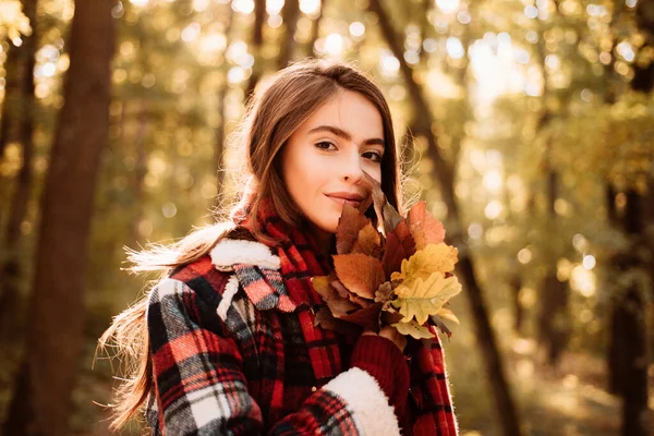 可爱的女孩在良好的心情摆姿势在秋天的日子 秋日的心情 自由的秋天时间 愉快的美丽的女孩在红色毛衣在户外在美丽的秋天天 — 图库照片
