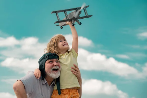 Vecchio Nonno Giovane Nipote Bambino Che Gioca Con Aeroplano Giocattolo — Foto Stock