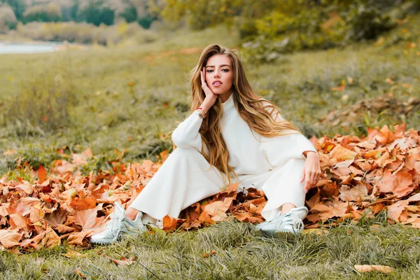 Uma Mulher Num Parque Outono Menina Caucasiana Uma Camisola Andando — Fotografia de Stock