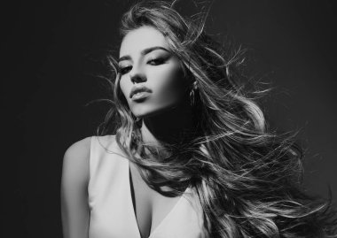 Genç bayan stüdyo portresi. Güzel saç modeli. Seksi parti kavramı. Moda saç kesimi, moda saç tarzı.