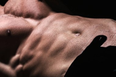 Ateşli çocuk. Kaslı bir adamın seksi gövdesi.