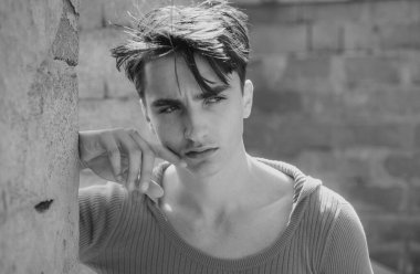 Genç adamın kameraya baktığı bir stüdyo fotoğrafı. Kendine güveni olan yakışıklı adam.