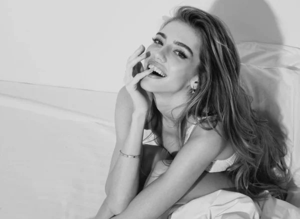 Schöne Sinnliche Frau Einem Schlafzimmer Junge Lächelnde Sexy Dame Liegt — Stockfoto