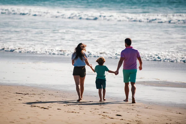 Вид Сзади Счастливую Молодую Семью Гуляющую Пляжу Ребенок Родителями Руки — стоковое фото