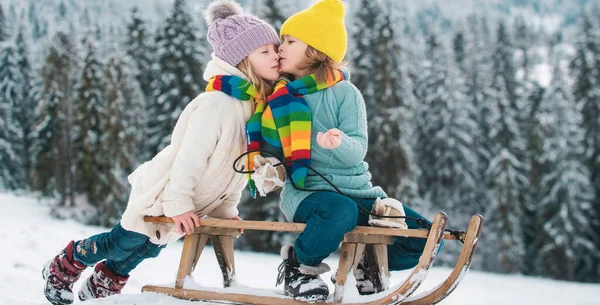 Venkovní Děti Malý Chlapec Dívka Políbit Zimu Venku Štěstí Děti — Stock fotografie