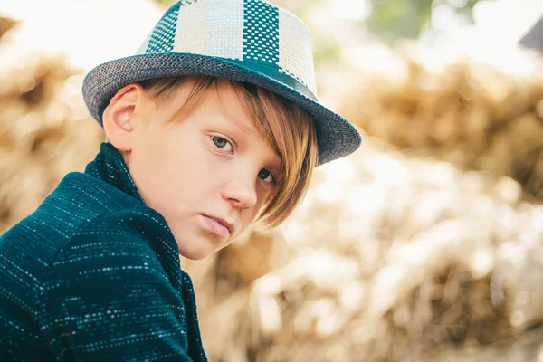Aranyos Kis Gyermek Fiú Mezőgazdasági Falu Háttér Fiú Keresi Kamera — Stock Fotó