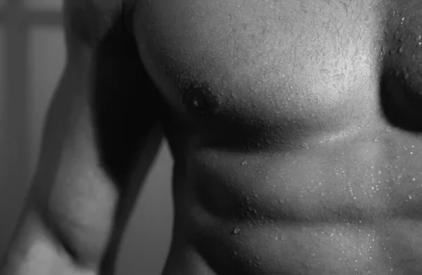 一个肌肉发达的男模的性感躯干 有性感身材的男人胸部肌肉丰满的男人拍拍男人的乳头 — 图库照片