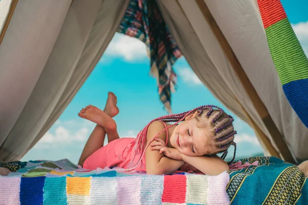 Estilo Vida Infantil Ativo Criança Sorridente Tenda Rapariga Brincar Acampamento — Fotografia de Stock