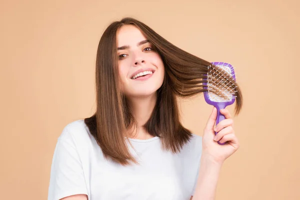 Tarakla Saçlarını Tarayan Bir Kadın Saç Fırçasıyla Sağlıklı Saçlarını Tarayan — Stok fotoğraf