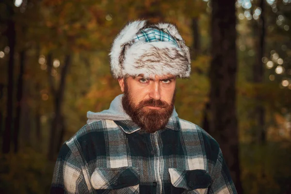 カメラを見ているあごひげの男 野外ショット 昔ながらの服 レトロなスタイル ソビエトのコレクション 真剣な表情 — ストック写真