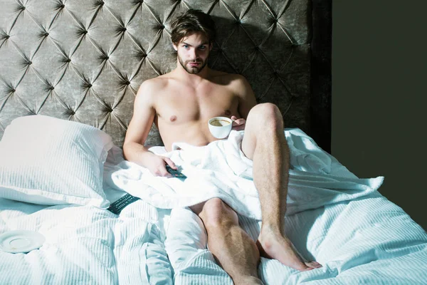 彼の寝室のベッドの上に一人で横たわっている恥知らずのセクシーな男性モデル 誘惑的でセクシーな男 — ストック写真