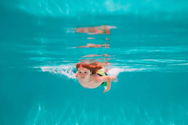 Criança Piscina Dia Verão Criança Nadar Mergulhar Debaixo Água Piscina — Fotografia de Stock