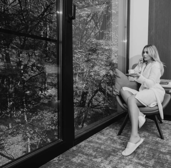 美丽的女人早上坐在窗边喝咖啡 在家里放轻松给性感女孩的早茶 — 图库照片