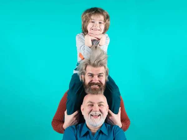 Portret Szczęśliwego Dziadka Ojca Dsona Uśmiechniętego Koncepcja Dnia Ojców Mężczyzna — Zdjęcie stockowe