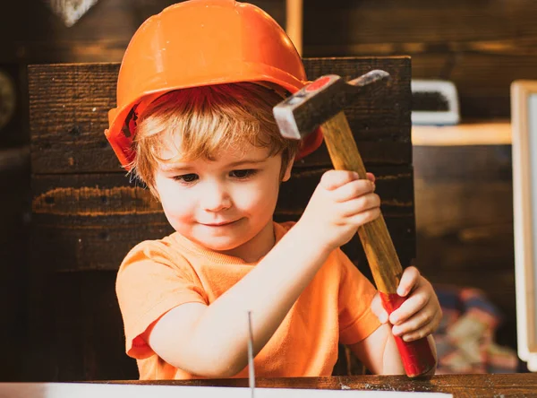 Kleine Jongen Met Een Hamer Maakt Reparaties — Stockfoto