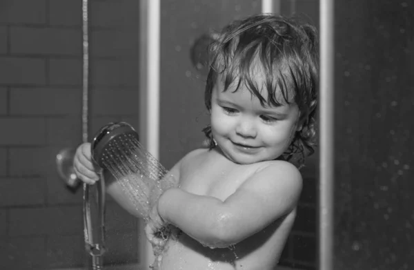 Dziecko Bawi Się Kąpieli Prysznic Dziecka Portret Dziecka Kąpiącego Się — Zdjęcie stockowe